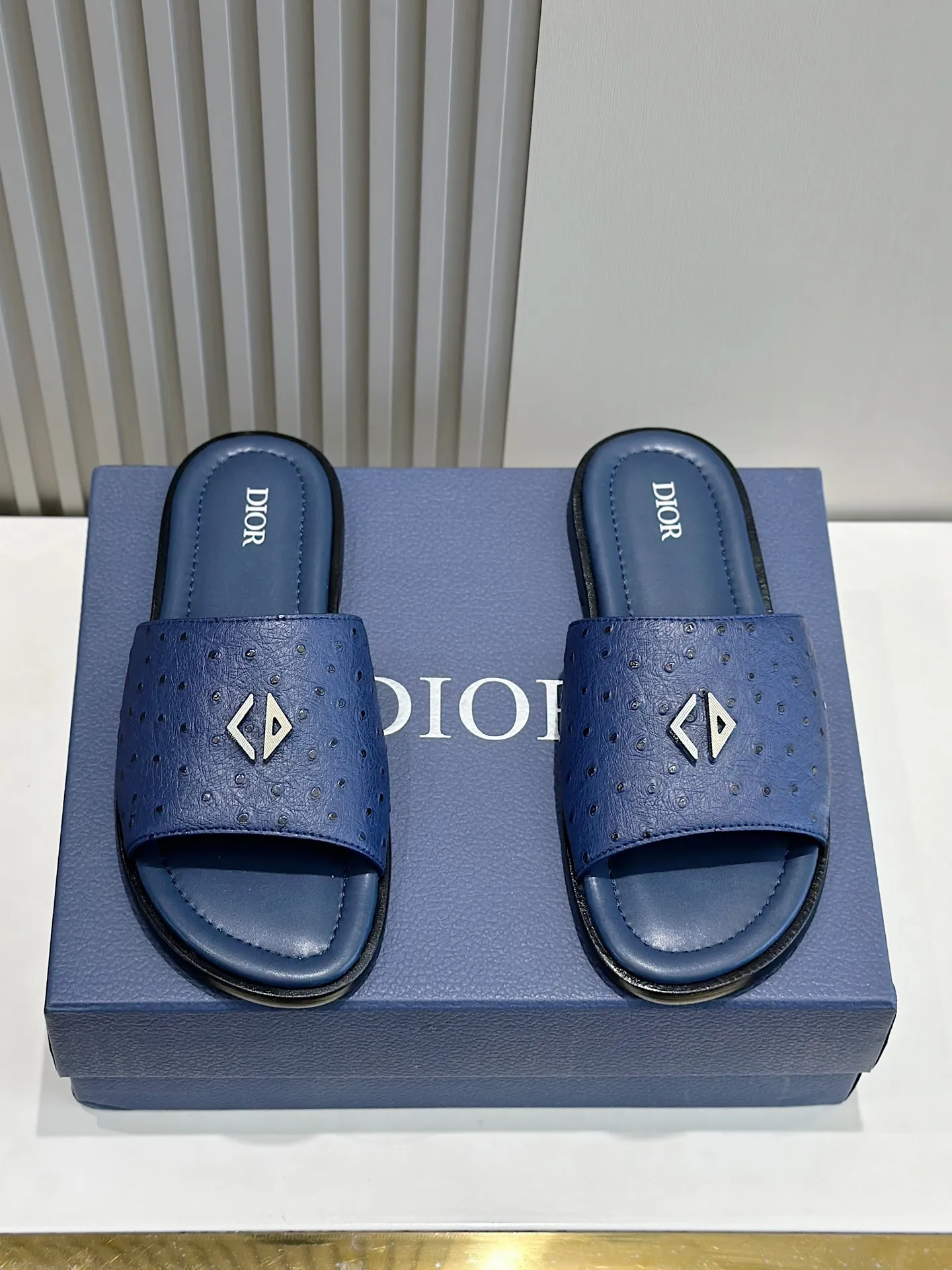 P320 [DIOR] Size 39-44 (38.45 custom-made) 2024ss Dior’s latest men’s slippers are a must-have. Dior Alias ​​Men's Genuine Leather Slippers This summer new Alias ​​sandal embodies a casual and elegant style. Carefully crafted from grained cow leather and Oblique printed fabric, with cowhide lining! Cross-strap design with metal-clad brass CD Diamond logo. The imported cowhide leather and rubber sole adds sophistication and comfort, while Oblique print-effect anti-slip panels add style.